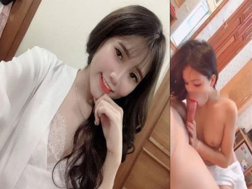 Em yêu đang bú cu ngon lành tự dưng anh lại móc điện thoại ra quay