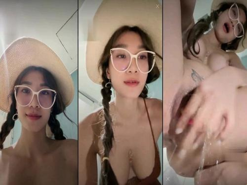 Rosababyvip nghịch bướm bắn nước tùm lum trong wc 